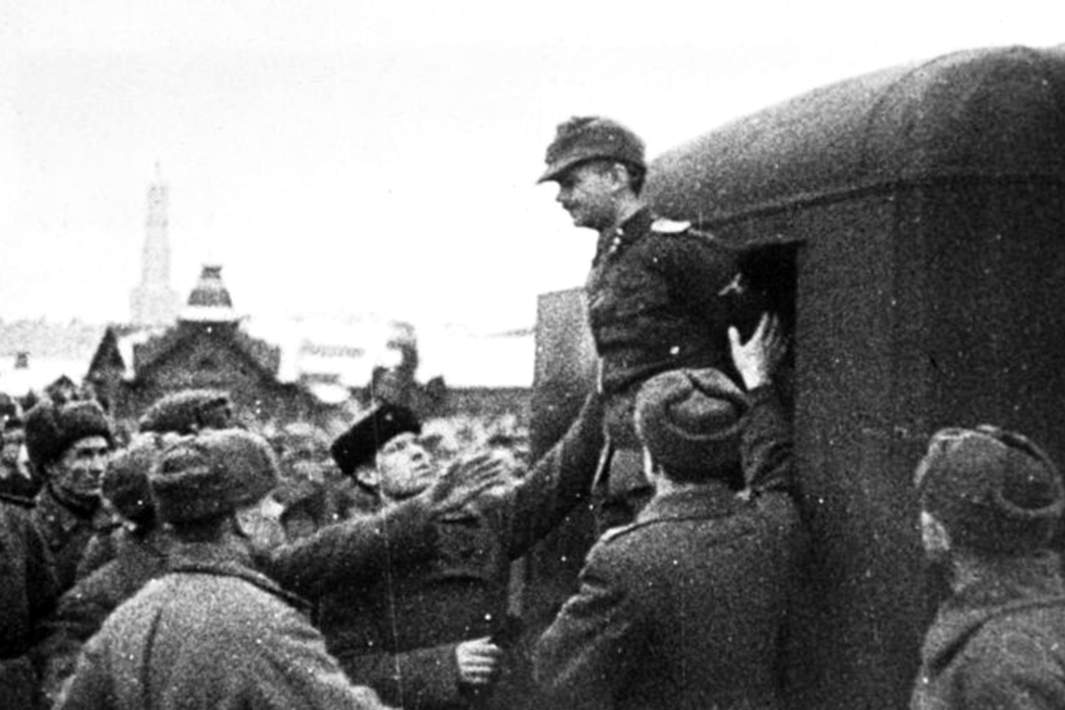 Унтерштурмфюрер-СС-Ганс-Рітц,-якого-привезли-до-місця-страти-на-площі-Харкова,-грудень-1943-р.