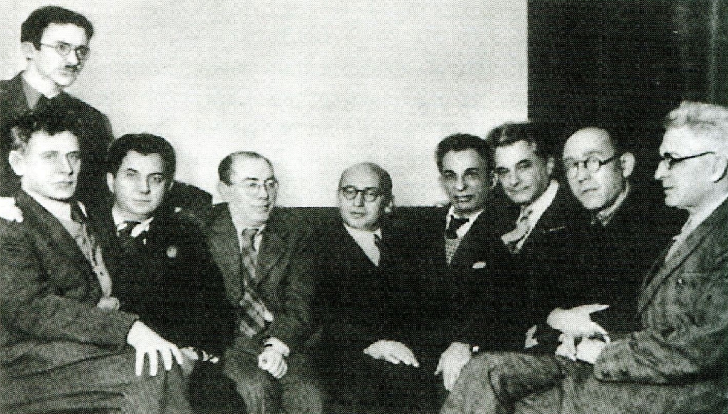 Єврейський-антифашистський-комітет,-1946-р.-Зліва-направо:-А.-Суцкевер-(стоїть),-П.-Маркіш,-С.-Галкін,-І.-Фефер,-Б.-Гольдберг-–-голова-Комітету-єврейських-письменників,-акторів-та-вчених-США,-зять-Шолом-Алейхема,-Д.-Бергельсон,-А.-Кушніров,-Х.-Граде,-С.-Персов