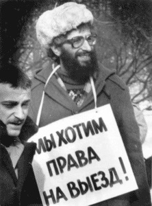 Учасник-демонстрації-дисидентів-у-СРСР,-який-тримає-плакат-із-вимогою-права-на-еміграцію-до-Ізраїлю-та-інших-країн.-1980-ті-рр.